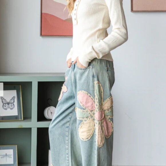 Floral Embroidered Women Jeans - Picture 2 of 5